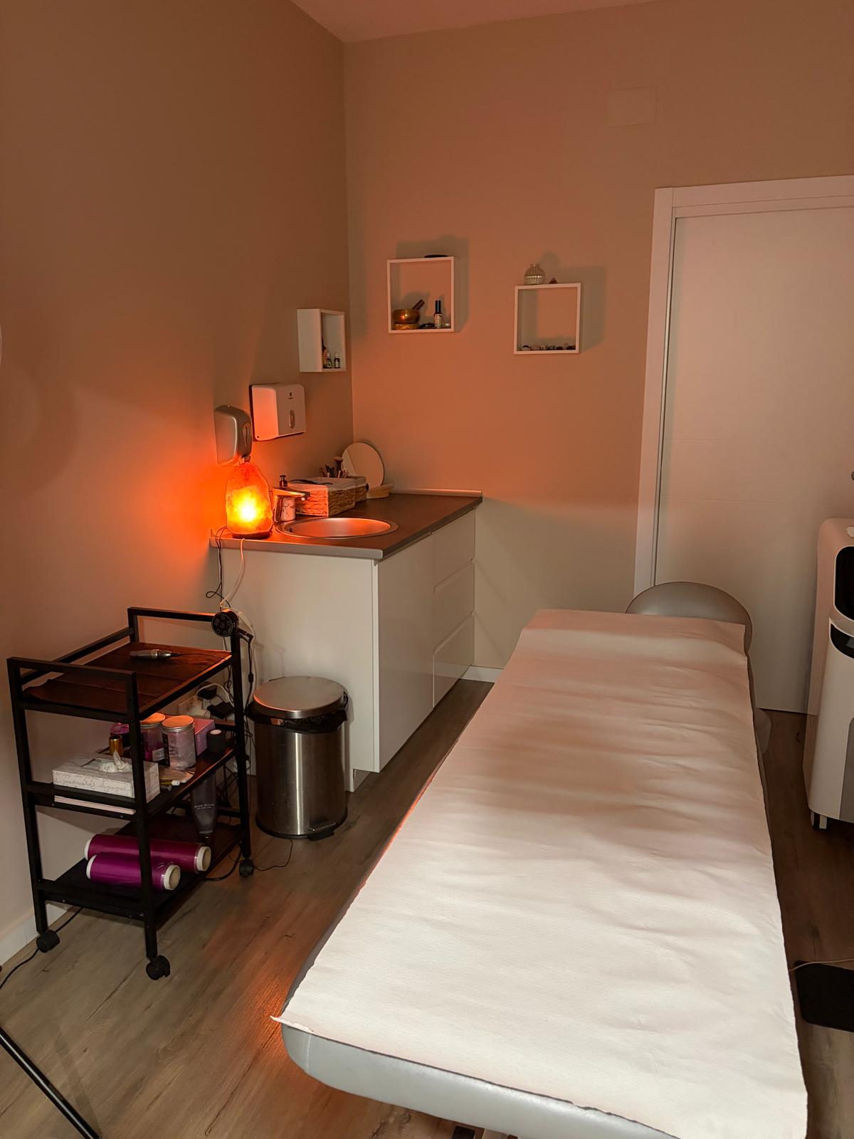 Sala de tratamiento micropigmentación — ambiente cálido y profesional