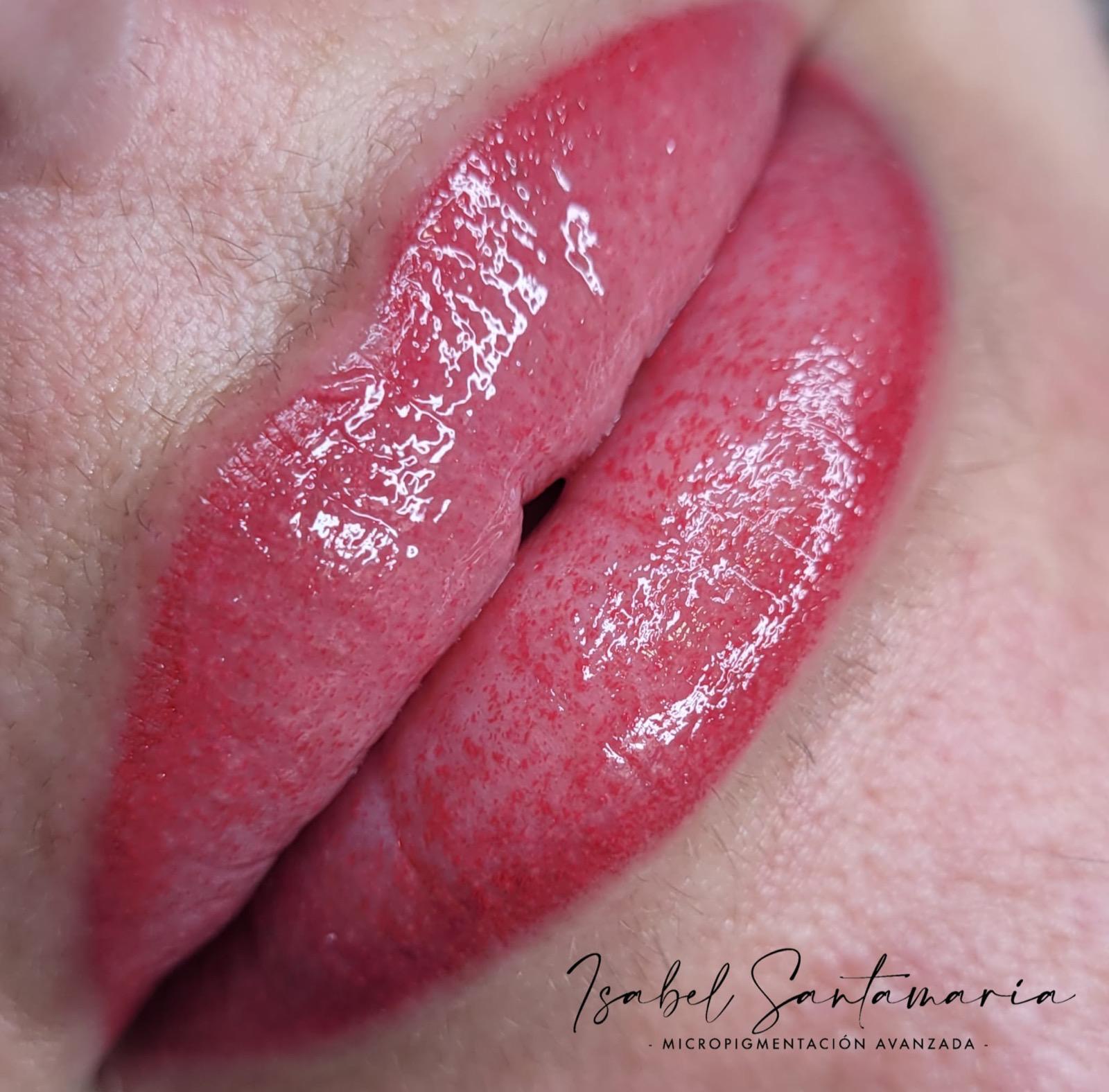 Micropigmentación de labios técnica acuarela — resultado natural por Isabel Santamaría en Sabadell