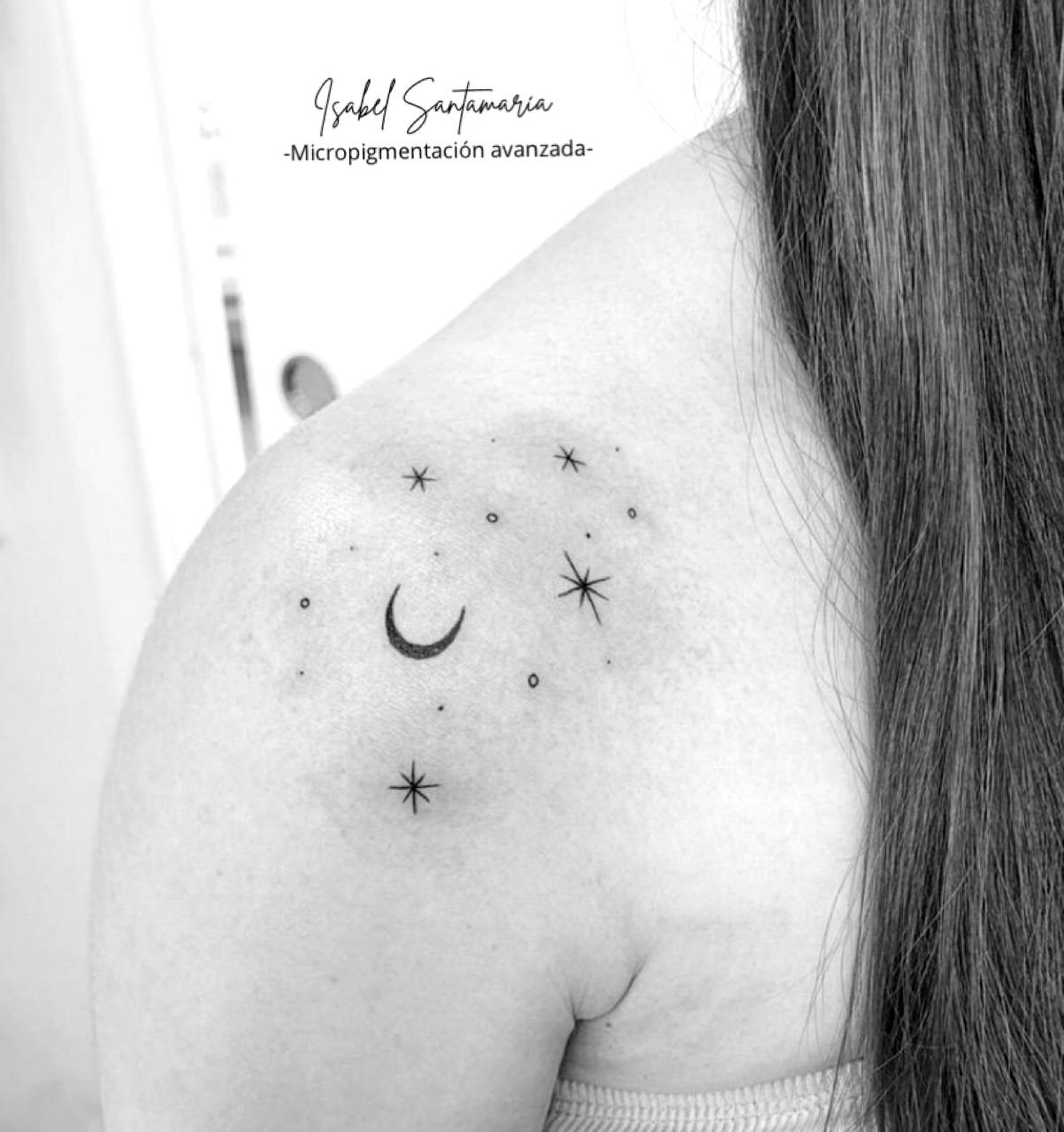 Tatuaje fineline luna y estrellas en hombro — diseño delicado